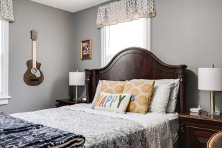 The Cozy Bungalow free parking fully fenced backyard - 0