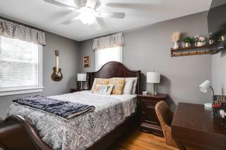 The Cozy Bungalow free parking fully fenced backyard - 9