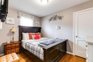 The Cozy Bungalow free parking fully fenced backyard - 6