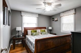 The Cozy Bungalow free parking fully fenced backyard - 3