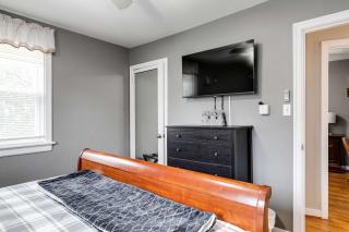 The Cozy Bungalow free parking fully fenced backyard - 1