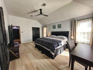 Cozy Maple House w-Private Jacuzzi Near IAH - 8