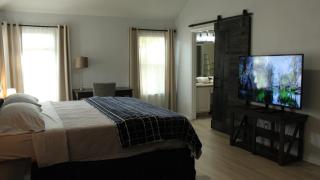 Maple House Romantic Getaway WHot Tub Near IAH - 4