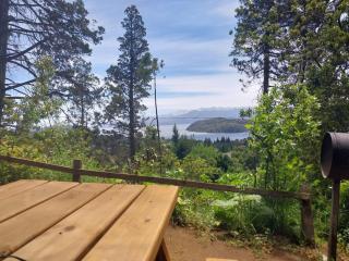 Refugio de bosque con jacuzzi en terraza y vista panorámica al lago - 8