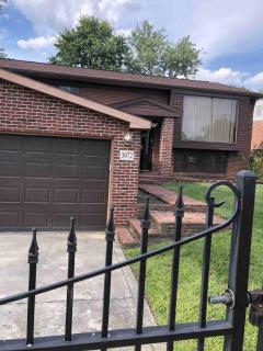 Luxury 3BR Home with Spa Pool, Gym & full backyard - 4