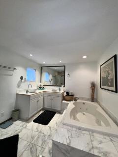 Luxury 3BR Home with Spa Pool, Gym & full backyard - 3