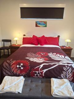 Pohutukawa Studio on Hugoway, Papamoa Beach - 6