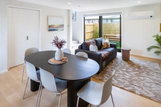 Bright Unit - 2 Queens & Sofa Bed - 9