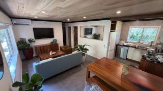 Renovated Beach Escape in Surfers, Surf at Your Door, Cavill a Short Stroll - 0