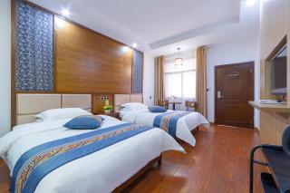 张家界武陵源山边溪上客栈-About a 10-minute walk from the east gate of the Forest Park - there is a beautiful little river at the entrance - free recommended travel routes provided - Tickets for attractions can be booked in advance - 3