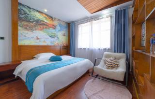 张家界武陵源山边溪上客栈-About a 10-minute walk from the east gate of the Forest Park - there is a beautiful little river at the entrance - free recommended travel routes provided - Tickets for attractions can be booked in advance - 2