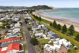 Beachfront Studio Steps to the Sand - 3