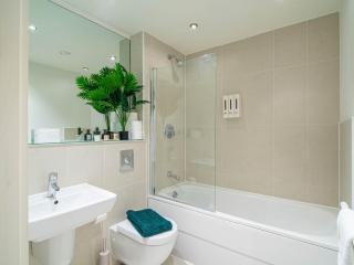 Leeds City Island Balcony View 2-Bed 2-Bath Apartment - 5