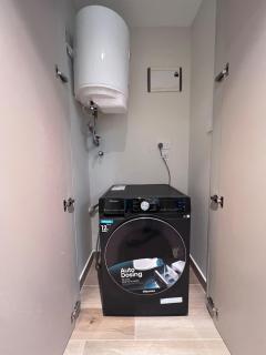 Luxurious 1BR with rooftop pool gym & beach access - 2