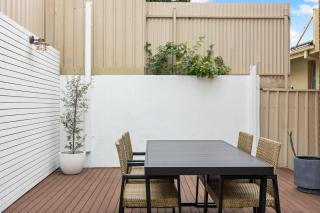 Beachside 6 - Breezy Coastal Stay near Henley Square - 1