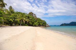 3 BR Seaview Apt with pool access ADMC 100-2 - 3