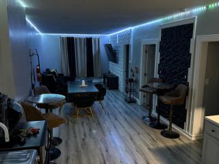 Huge Elegant condo near EWR and NYC and NJ Transit Unit 1 - 2