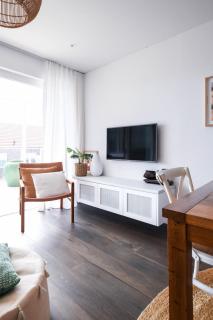 Coastal Elegance Art Deco Charm w Harbour Views - 9