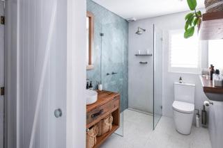 Coastal Elegance Art Deco Charm w Harbour Views - 8