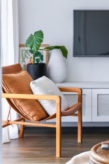 Coastal Elegance Art Deco Charm w Harbour Views - 3