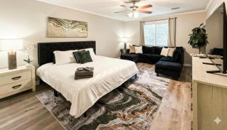 King Bed! Soaking tub! Fenced Yard w Screen Patio - 8