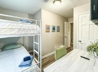 King Bed! Soaking tub! Fenced Yard w Screen Patio - 1