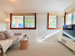Wynnum Waves Retreat-3 Bedroom Coastal Escape - 4