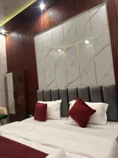 Shree Vishwanath Retreat Premium And Deluxe Rooms - 7