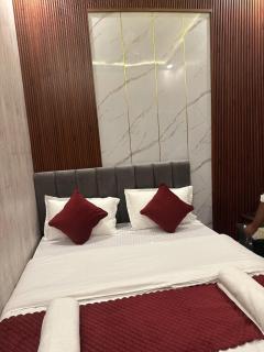 Shree Vishwanath Retreat Premium And Deluxe Rooms - 9