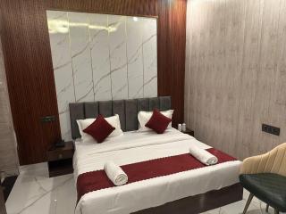 Shree Vishwanath Retreat Premium And Deluxe Rooms - 1