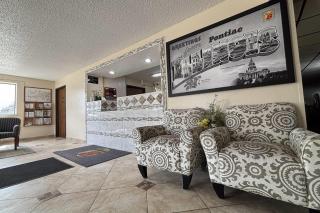 Super 8 by Wyndham Pontiac - 6