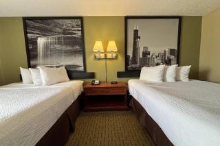 Super 8 by Wyndham Pontiac - 2