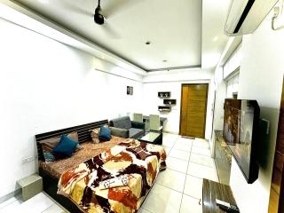 luxury studio sector 74 - 1