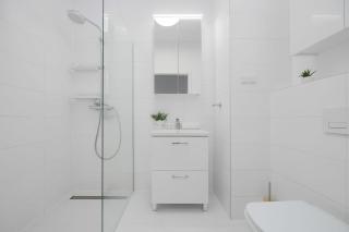 Elegant Apartment in Warsaw with Air Conditioned Living Room by Noclegi Renters - 7