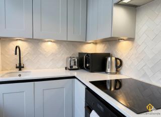 Exclusive 2 Bedroom Flat in Holland Park! - 1