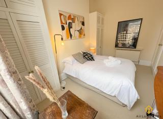 Exclusive 2 Bedroom Flat in Holland Park! - 7