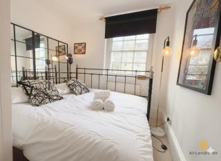 Exclusive 2 Bedroom Flat in Holland Park! - 5