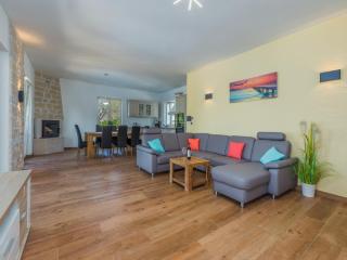 Villa in Deklici with Infinity Pool & Sea Views - 9