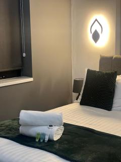 Modern Serviced Studio - Affordable Luxury with Free Parking - 7