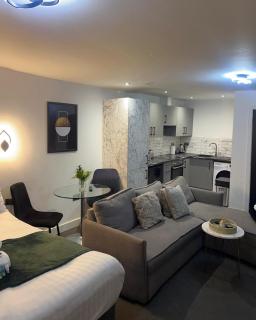 Modern Serviced Studio - Affordable Luxury with Free Parking - 8