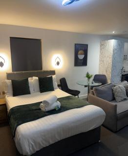 Modern Serviced Studio - Affordable Luxury with Free Parking - 9