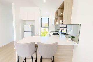 Southport Central Boutique Stay - Space & Fun! - 8