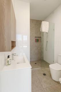 Southport Central Boutique Stay - Space & Fun! - 5