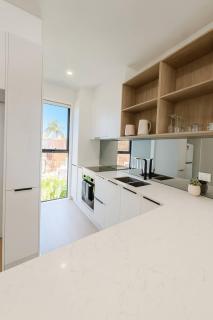 Southport Central Boutique Stay - Space & Fun! - 4