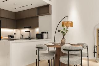 Brand New 2BR, Circle Mall View, Great Pool & Gym - 6
