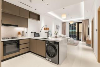 Brand New 2BR, Circle Mall View, Great Pool & Gym - 3