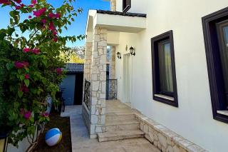 Hot tub-Fireplace-Pets-Sleeps 9-Parking-Pool-Bbq - 5