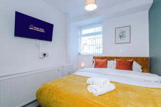 Contractor Heaven Four Bedroom Free Parking in Manchester by Eason Stays - 6