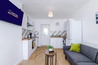 Contractor Heaven Four Bedroom Free Parking in Manchester by Eason Stays - 3