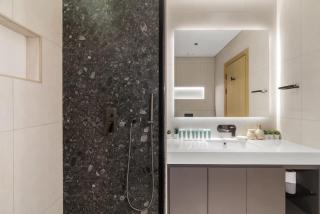 Stylish 2 Bedrooms, Pool, Gym & Family-Friendly - 5
